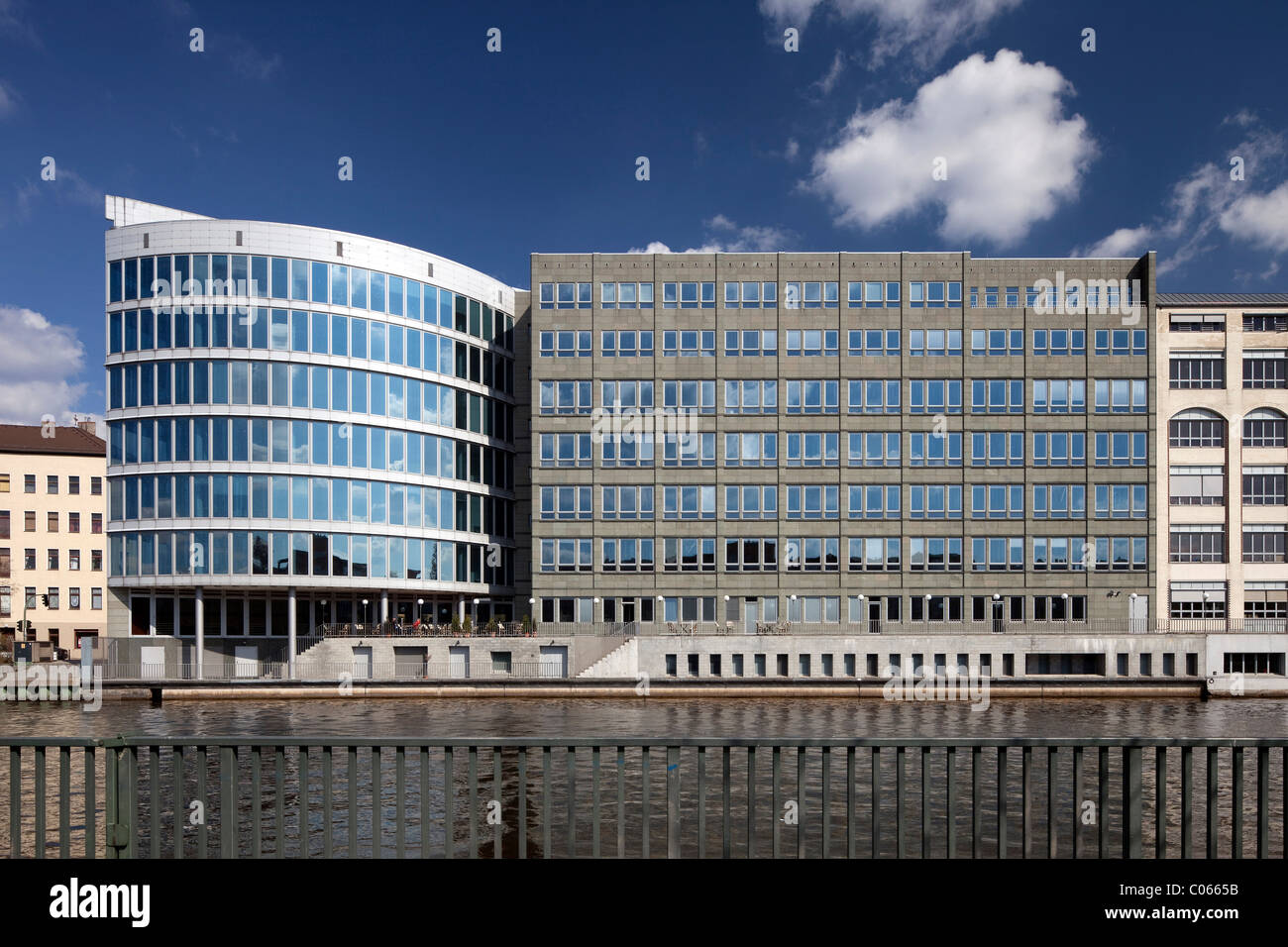 Bürogebäude am Ufer der Spree entlang, Charlottenburg, Berlin, Deutschland, Europa Stockfoto