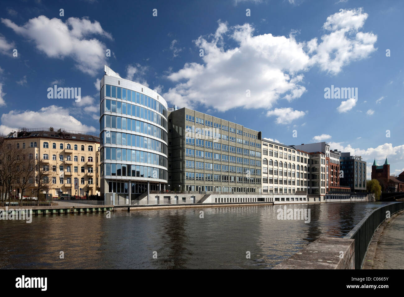 Bürogebäude am Ufer der Spree entlang, Charlottenburg, Berlin, Deutschland, Europa Stockfoto