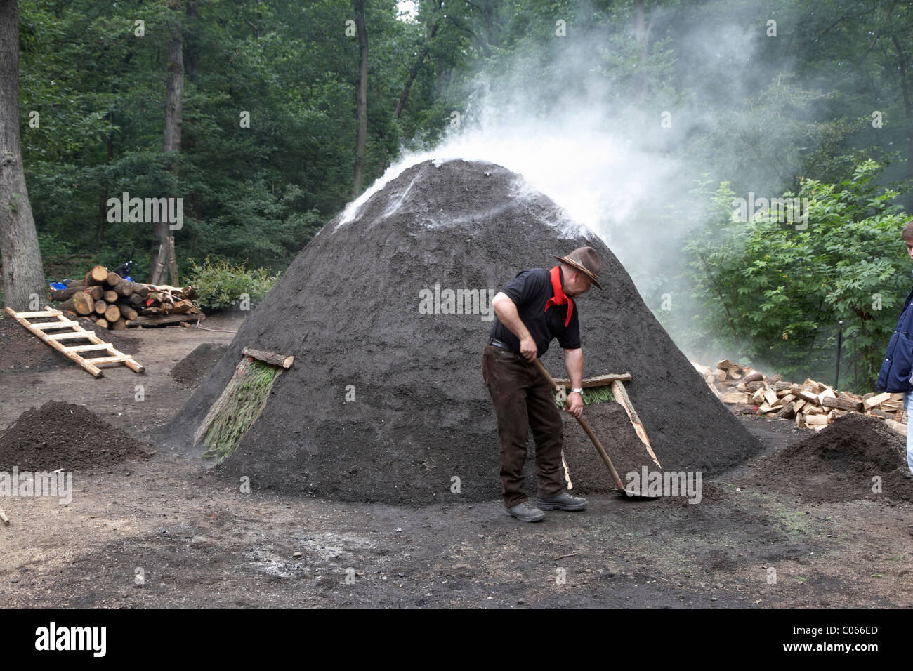 Arbeiten auf einer Kohle Ofen, Demonstration während der Koehlertage oder Köhler Tage Boppard zur Erhaltung Waldberufe Stockfoto