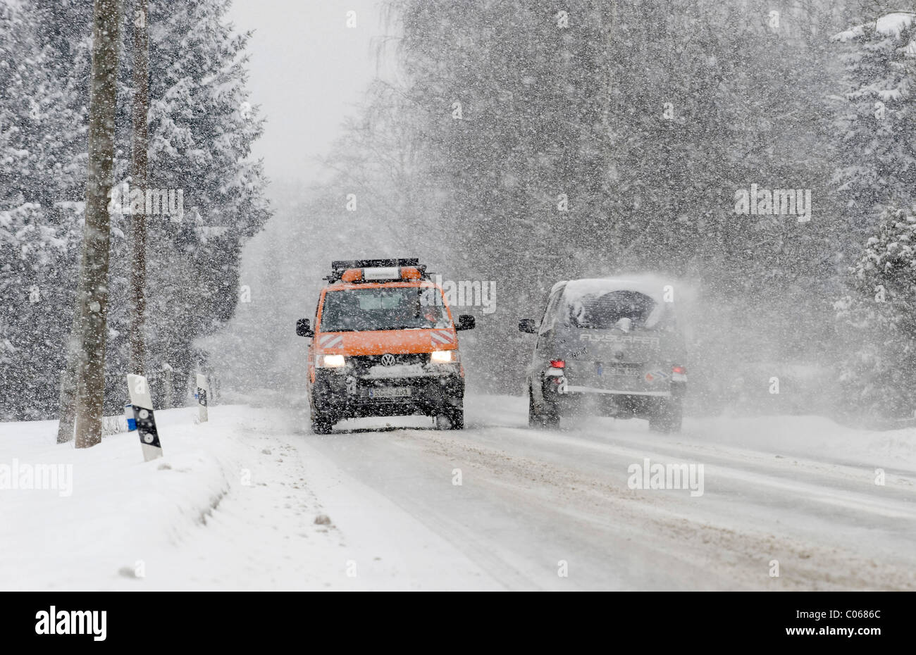 Autos fahren auf der Autobahn durch heftige Schneefälle in Markt Schwaben, Bayern, Deutschland, Europa Stockfoto