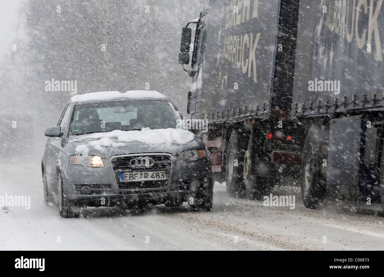 Autos fahren auf der Autobahn durch heftige Schneefälle in Markt Schwaben, Bayern, Deutschland, Europa Stockfoto