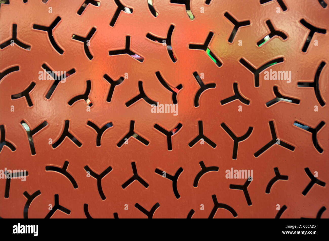 Horizontaler Ausrichtung des Kupfers gestanzt Metallwand mit Reflexionen. Stockfoto