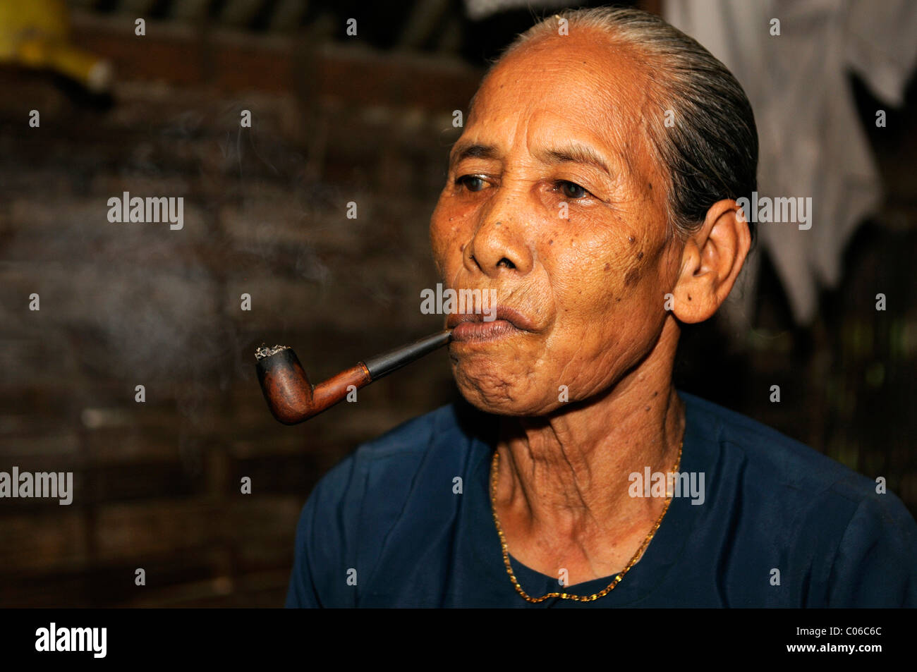 Alte Frau raucht eine Pfeife, Vietnam, Asien Stockfoto