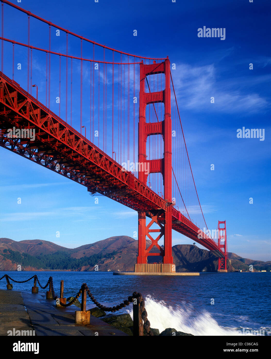 USA, Kalifornien, San Francisco, niedrigen Winkel Blick auf Golden Gate Bridge Stockfoto