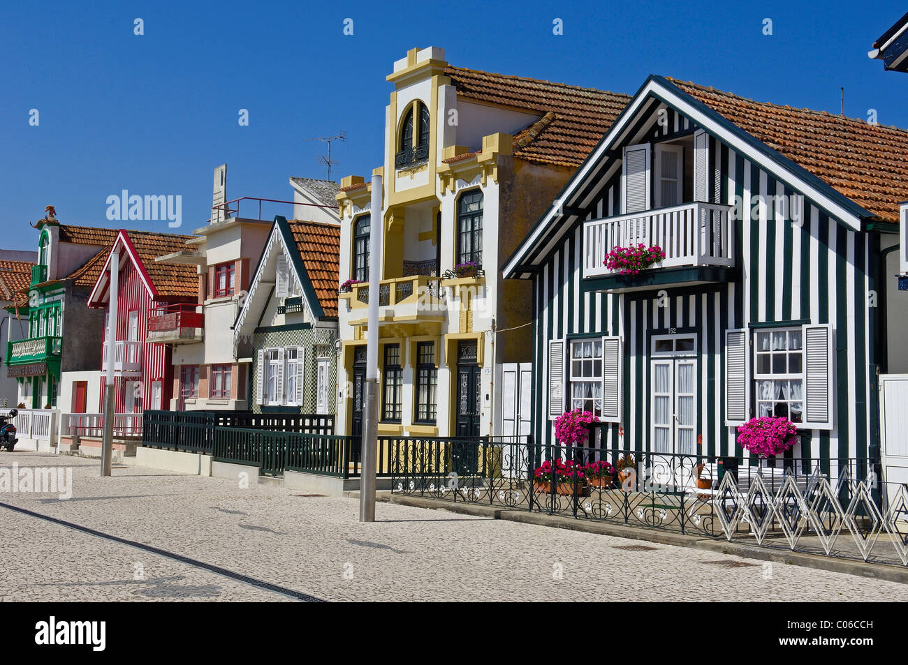Bunte Häuser (Postkartenmotiv), Costa Nova, Aveiro, Region Beiras, Portugal Stockfoto