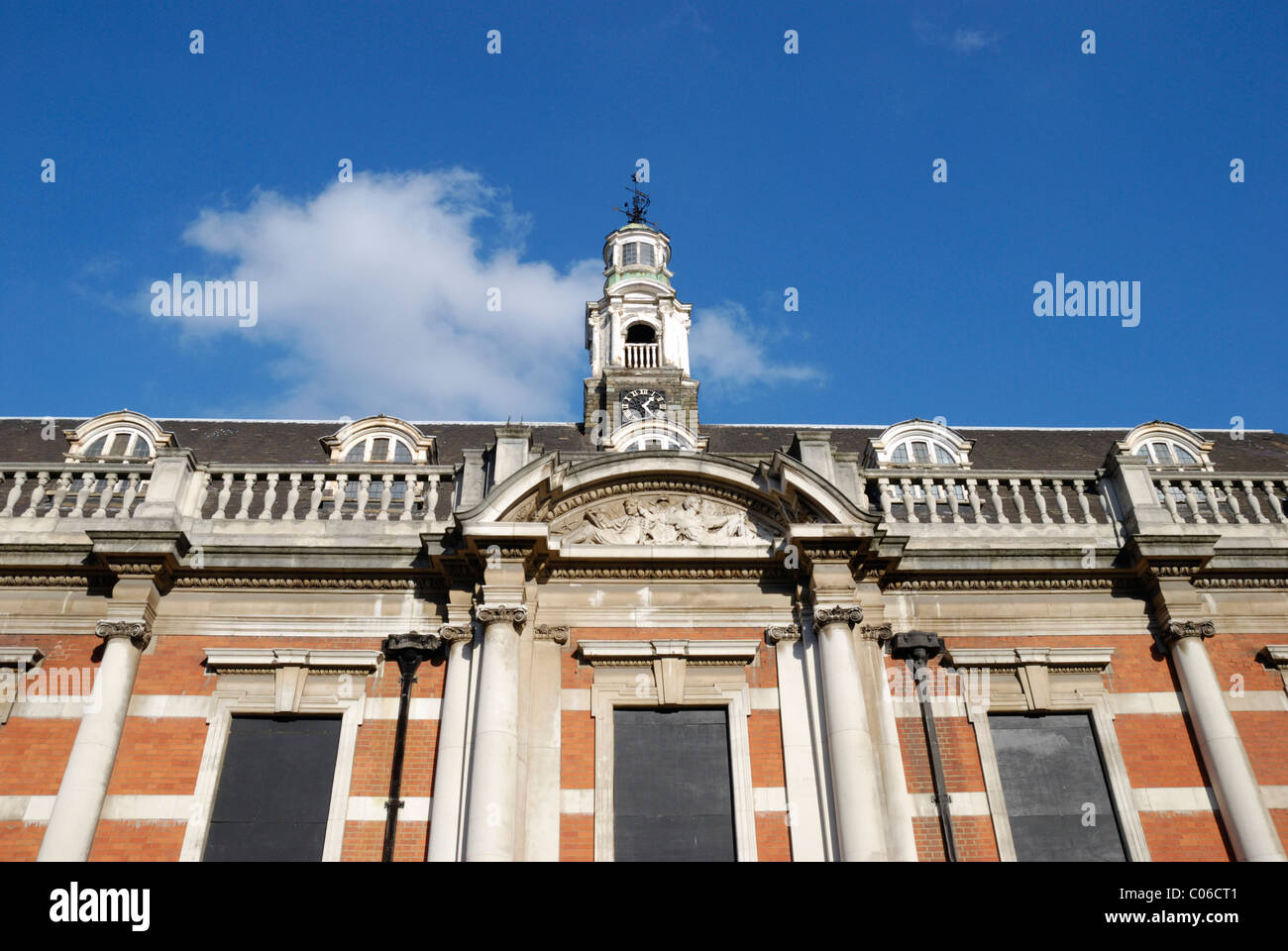 Die ehemalige St Olave Gymnasium Gebäude im Queen Elizabeth Street, London, England Stockfoto
