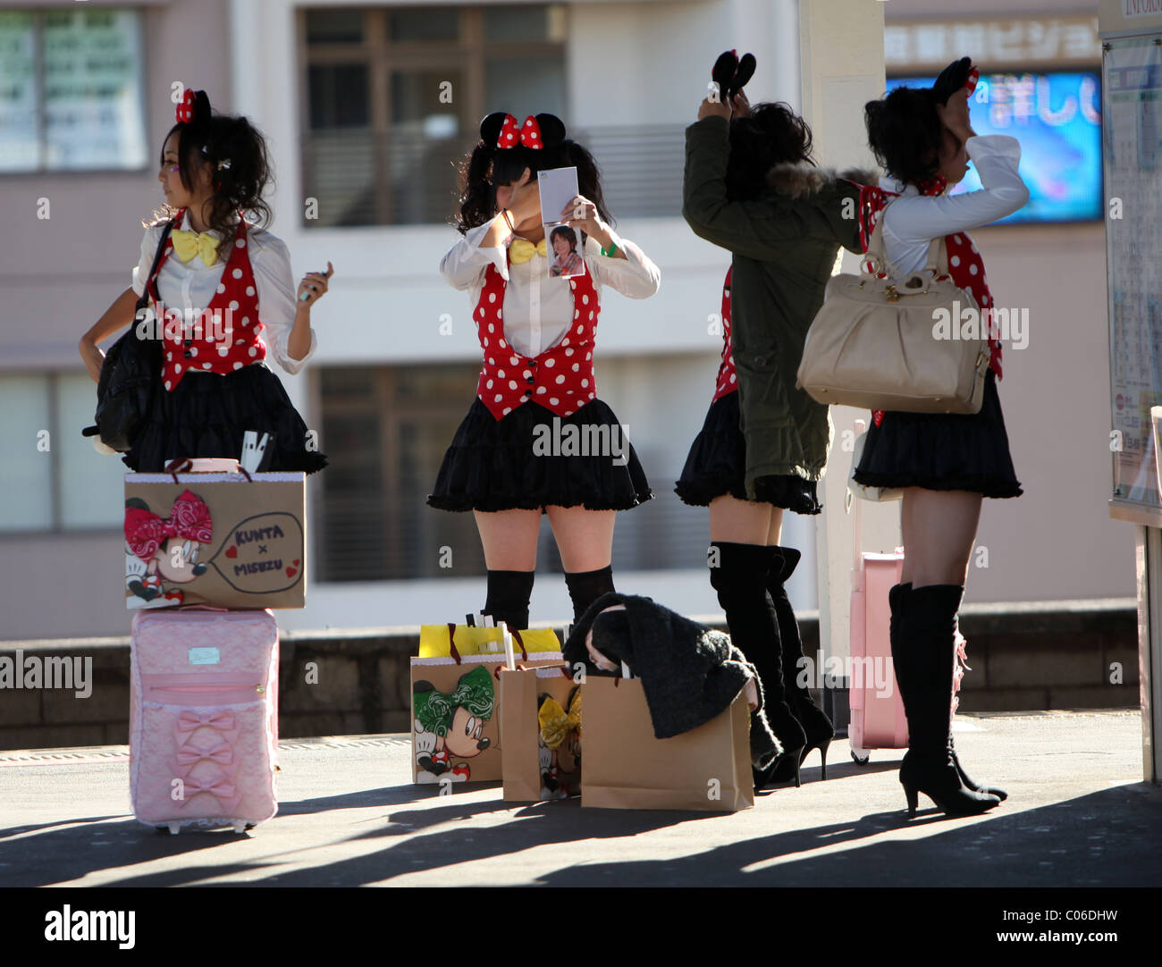 Japanische Mädchen anziehen in Minnie Maus Kostüme, Bahnhof Beppu, Kyushu, Japan. Stockfoto