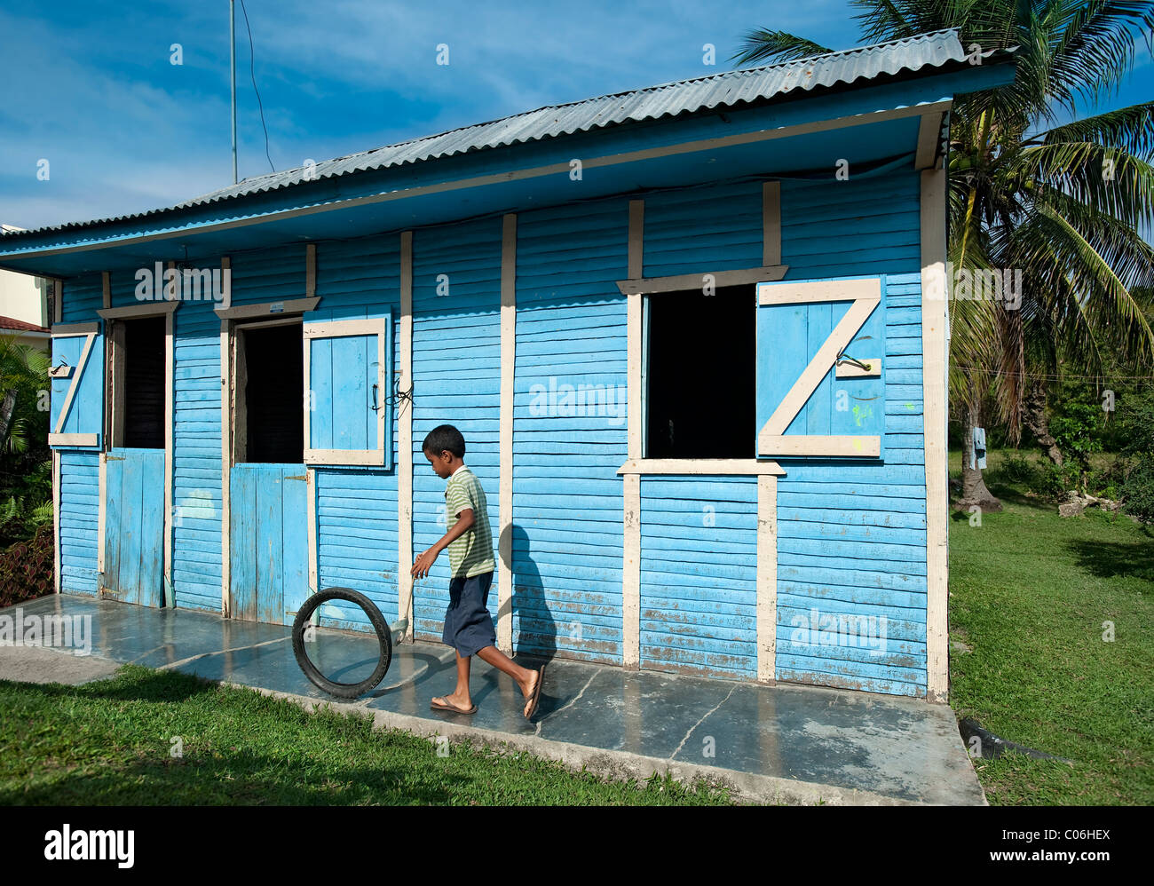 Jungen spielen im freien Haus, La Ceiba, Dominikanische Republik Stockfoto