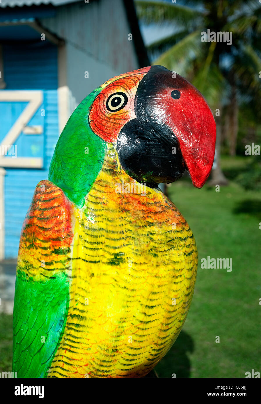 Souvenir-Papagei zum Verkauf vor Haus, La Ceiba, Dominikanische Republik Stockfoto