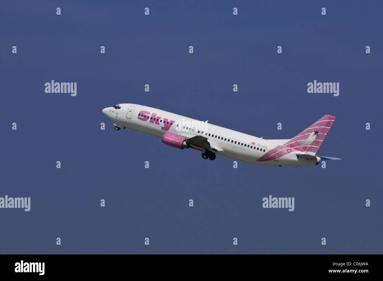 Passagierflugzeug von Sky Airlines, Turkish Airlines, Boeing 737-400, Klettern Stockfoto