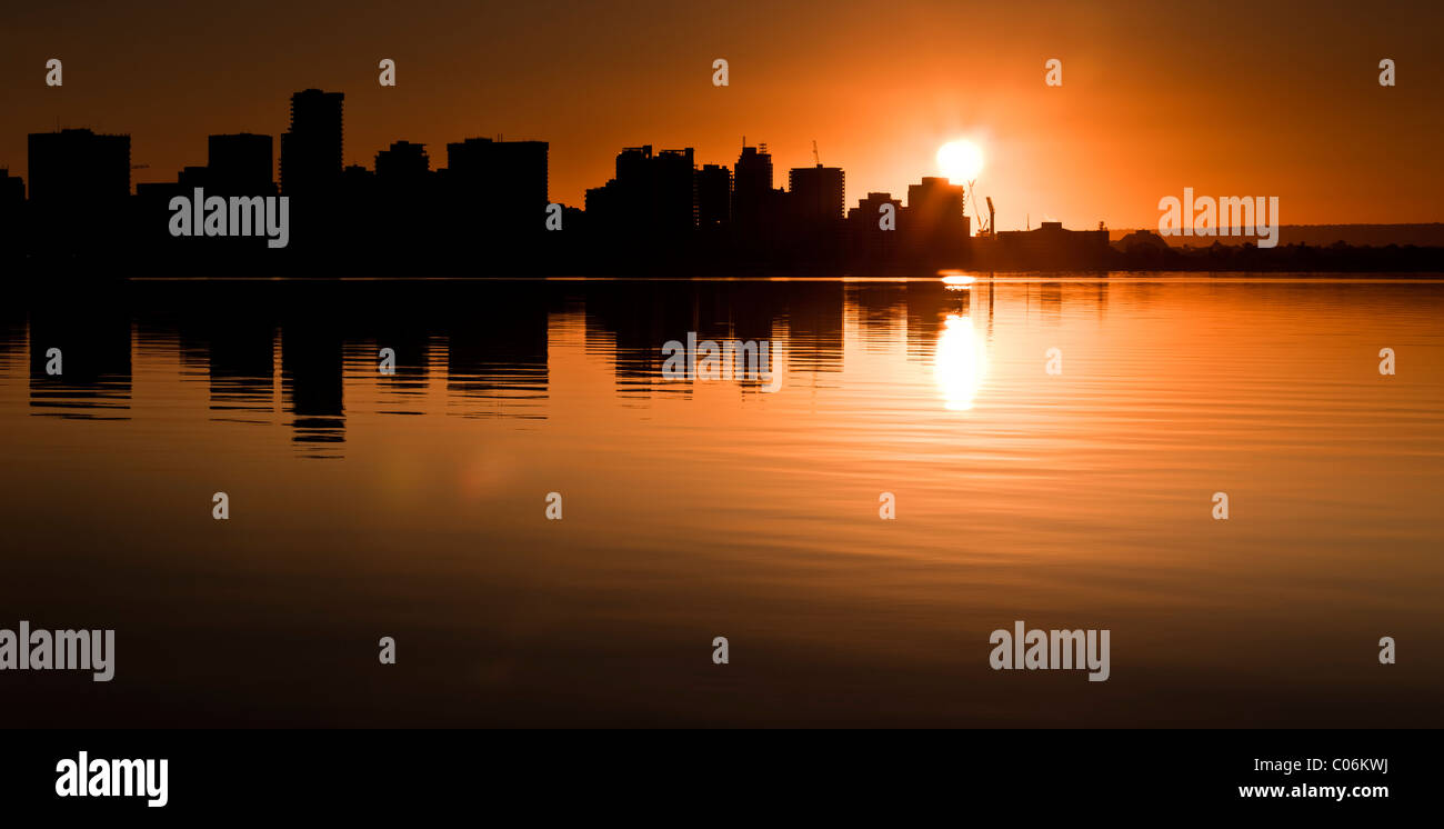 Flammenden Sonnenaufgang, Swan River Stockfoto