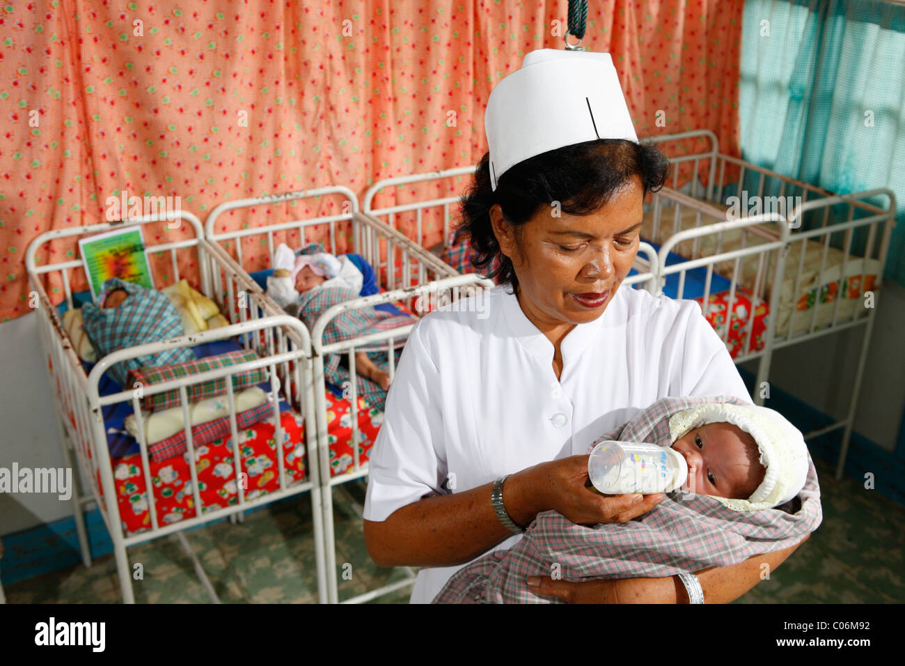 Fütterung ein Kleinkind, Kindergarten, Krankenhaus, Krankenschwester Balinge, Batak-Region, Sumatra, Indonesien, Asien Stockfoto