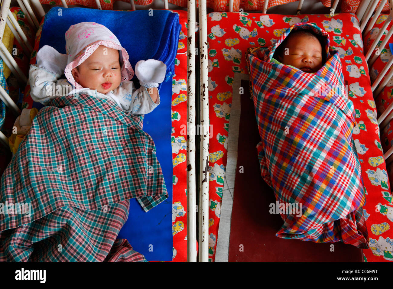 Zwei Babys, Baby Ward, Krankenhaus, Balinge, Batak Region, Insel Sumatra, Indonesien, Asien Stockfoto