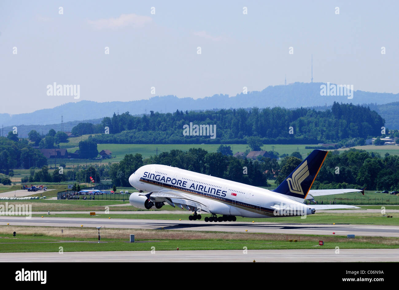 Airbus A380 von Singapore Airlines bei Abflug Flughafen Zürich, Schweiz, Europa Stockfoto