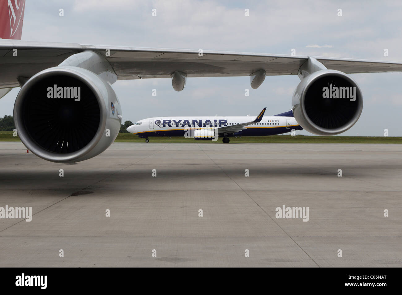 Eine Boeing 737 800 der die irische Billigfluggesellschaft Ryanair vorbei an einer Boeing 747 Cargo Maschine, Flughafen Frankfurt-Hahn Flughafen Stockfoto