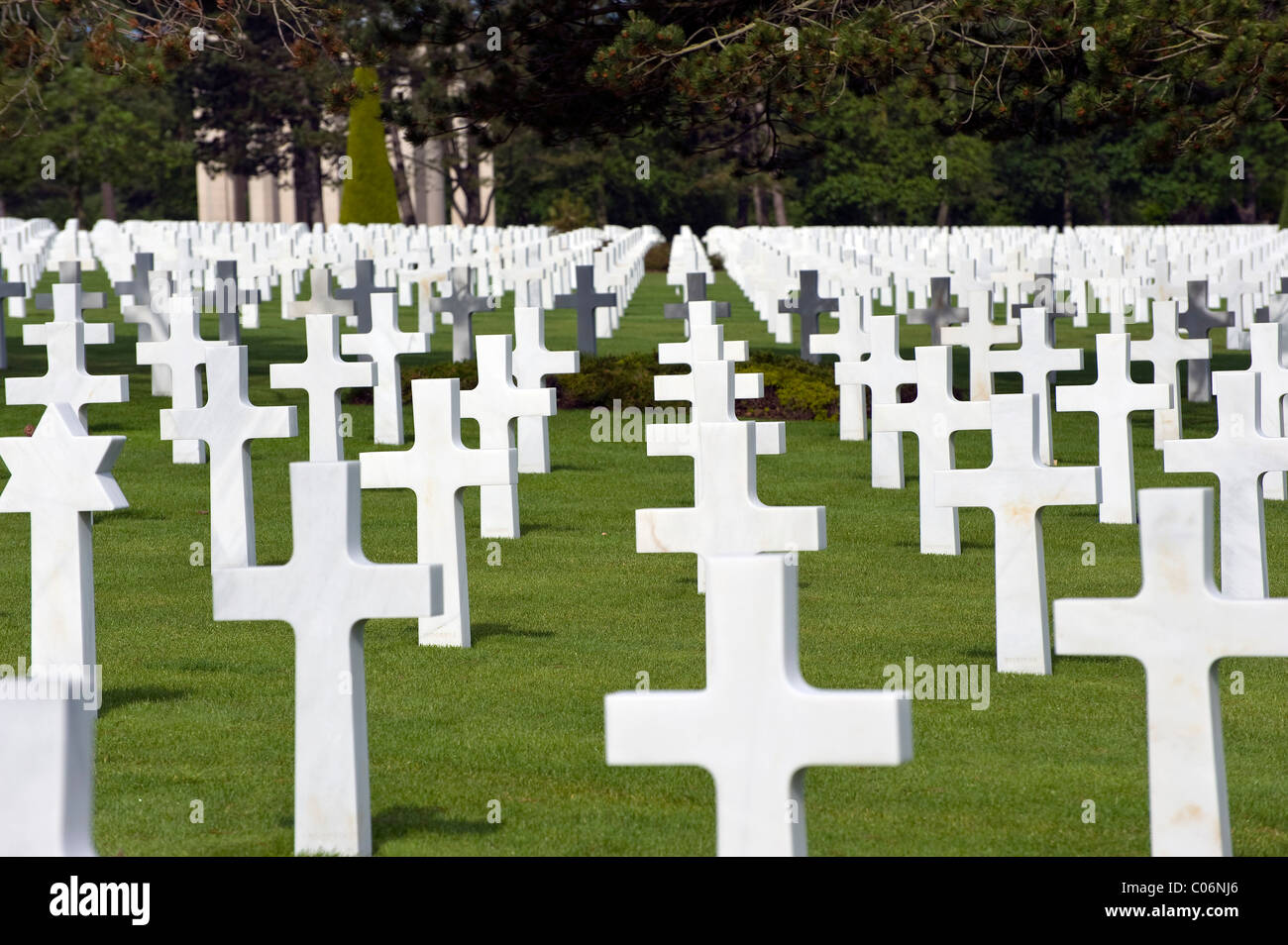 Kreuze, gemacht von Marmor, amerikanischen Soldatenfriedhof am Omaha Beach in der Nähe von Colleville-Sur-Mer, Normandie, Frankreich, Europa Stockfoto