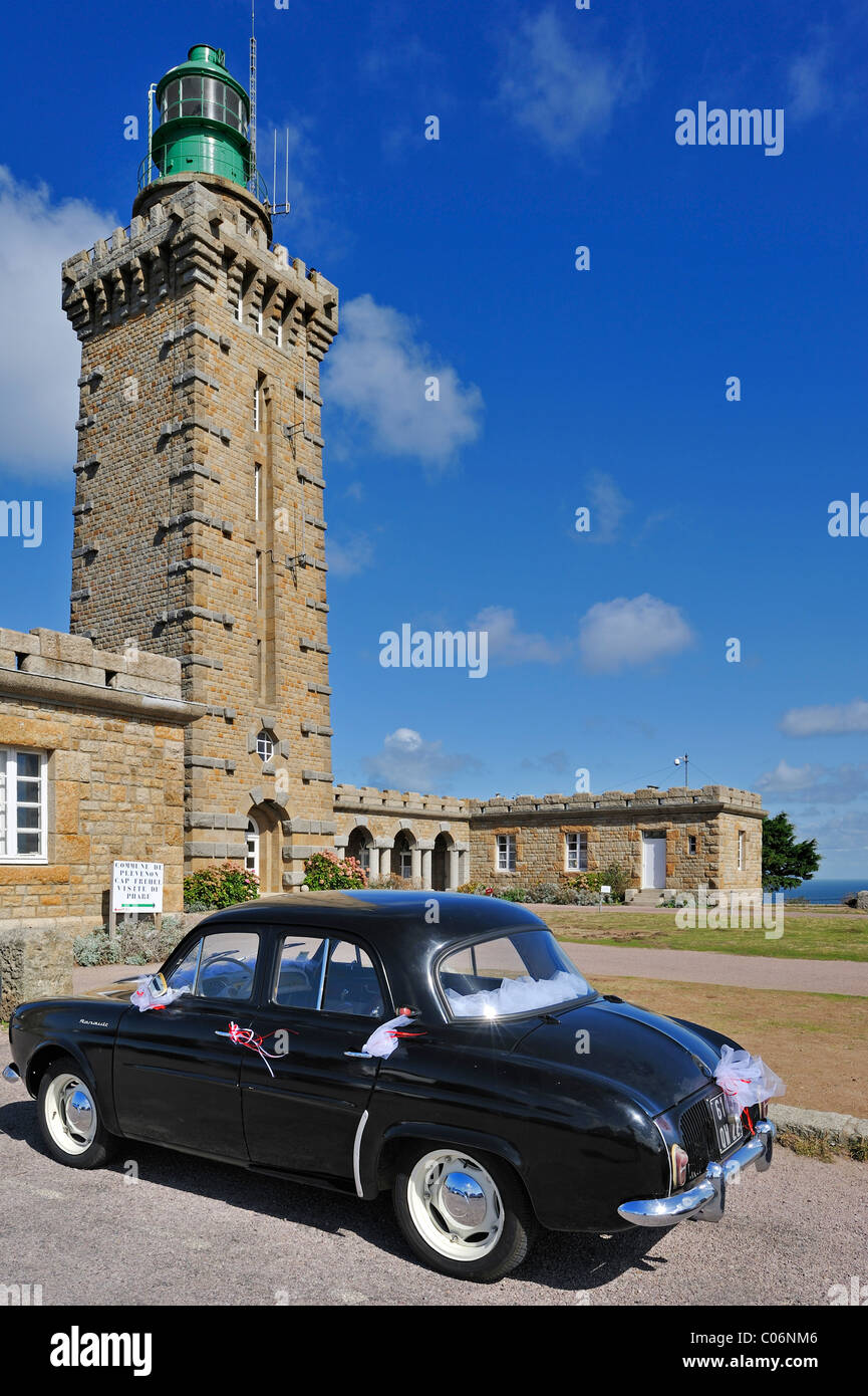 Leuchtturm und Old Timer Renault Dauphine Auto am Cap Fréhel, Côtes-d ' Armor, Bretagne, Frankreich Stockfoto