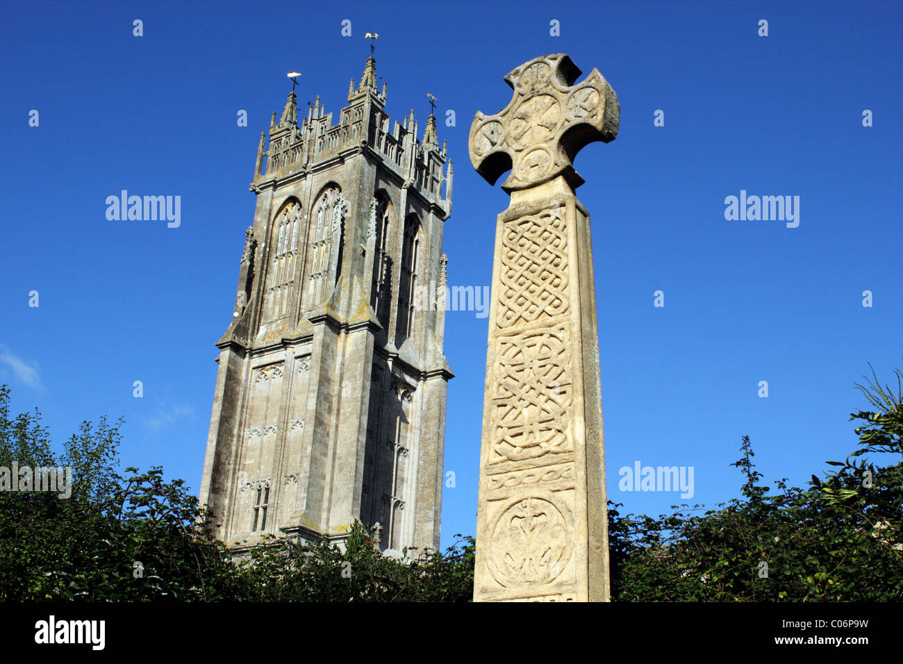 Die Kirche des Heiligen Johannes der Täufer und Stadt Kriegerdenkmal in Glastonbury, Somerset, England, UK Stockfoto