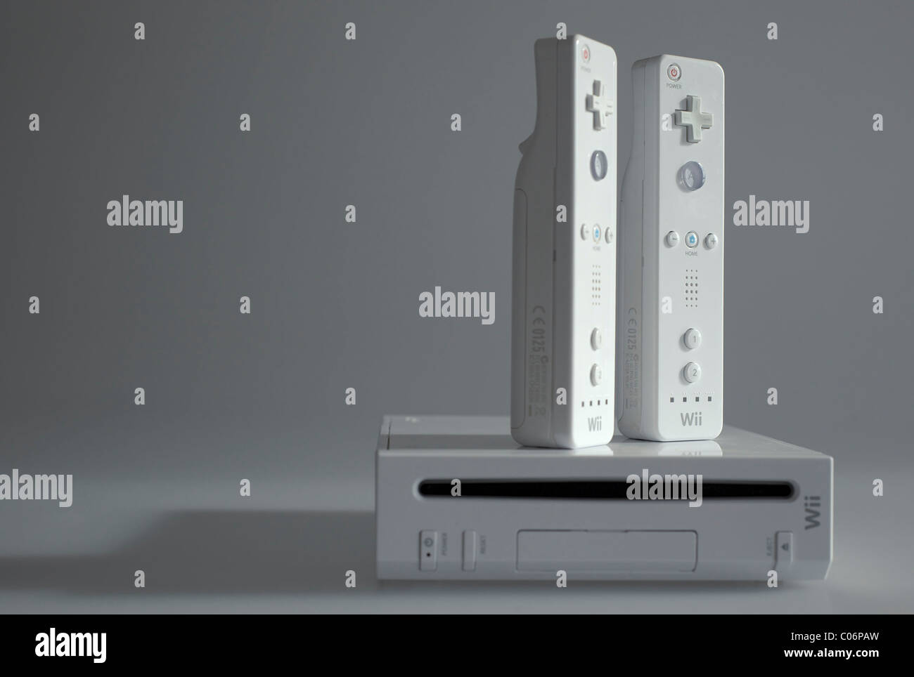 Selektiven Fokus Schuss eine Nintendo Wii Videospiel-Konsole mit zwei Wiimote wireless Controller Stockfoto