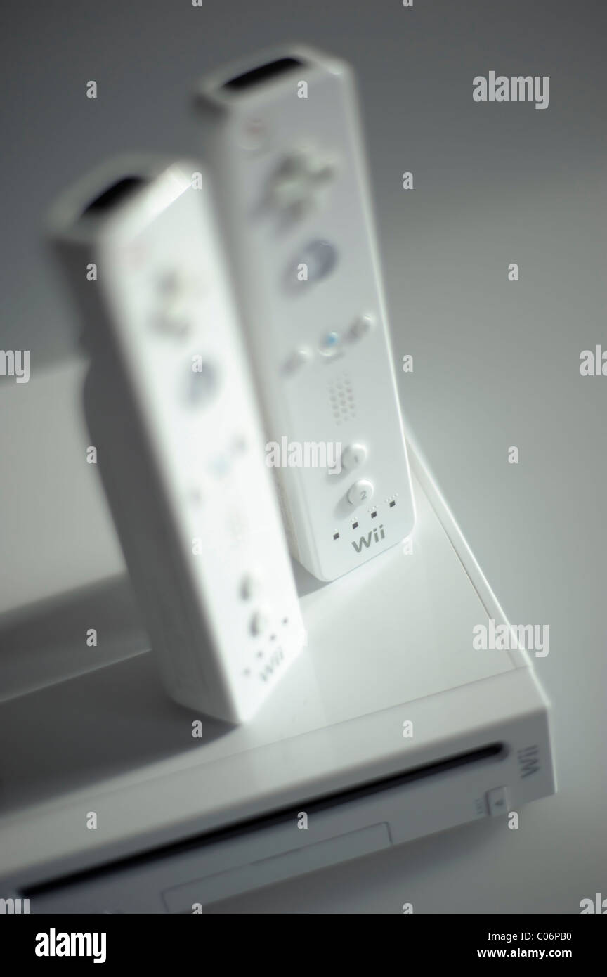 Selektiven Fokus Schuss eine Nintendo Wii Videospiel-Konsole mit zwei Wiimote wireless Controller Stockfoto