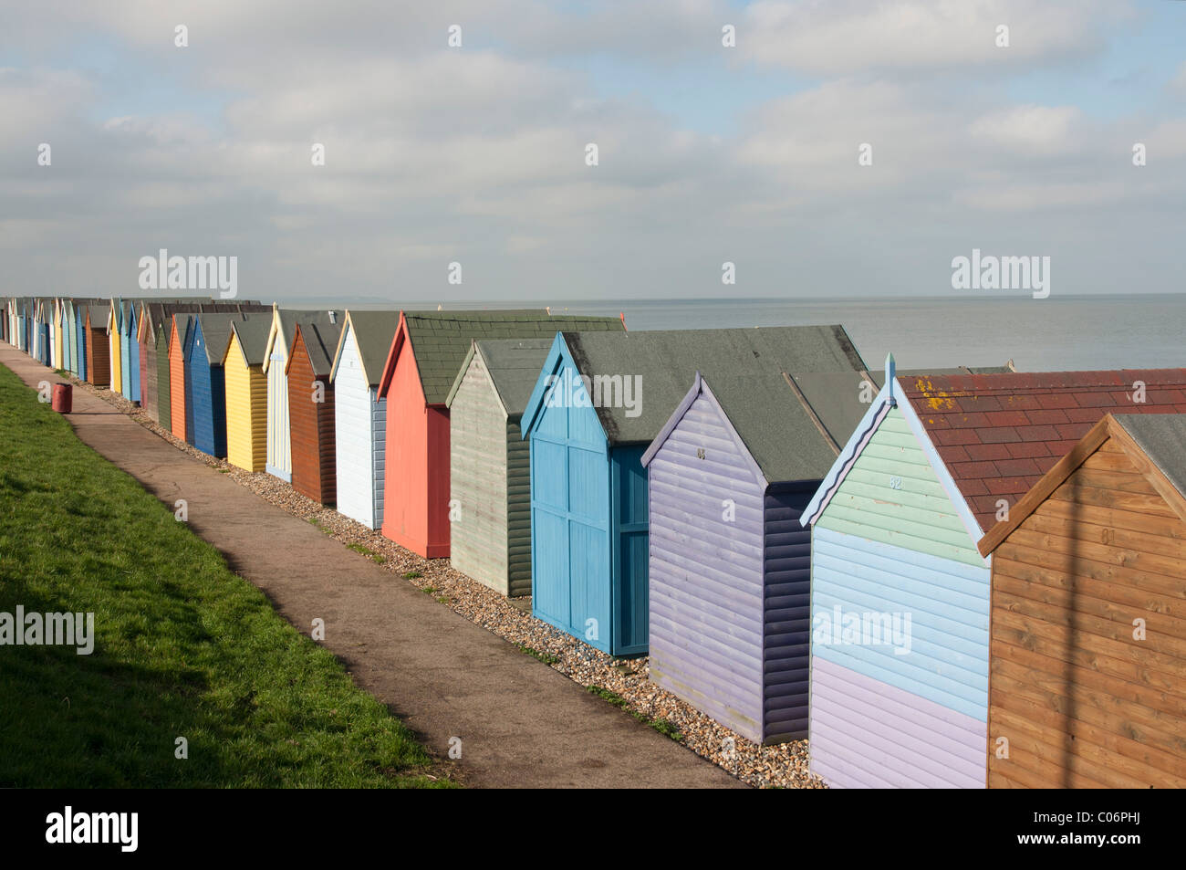 Strandhütten auf stoney Strand Herne Bay Küstenstadt im Norden Kent England uk Stockfoto