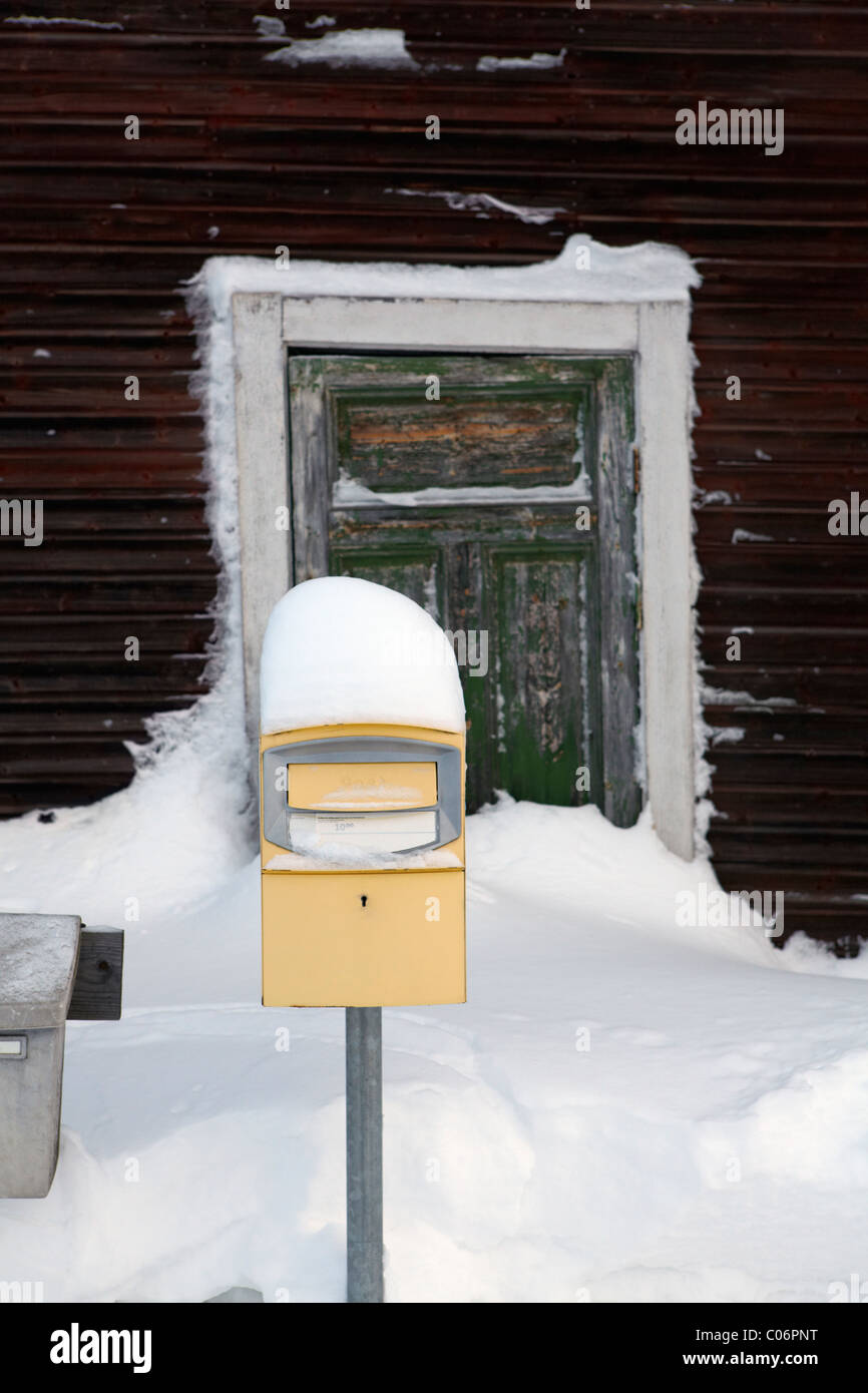 Briefkasten, verschneite neben Landhaus Stockfoto