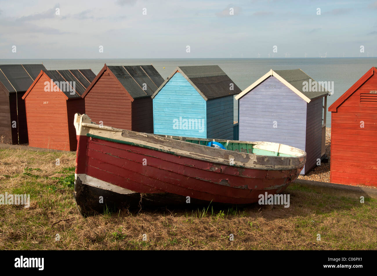 Strandhütten auf stoney Strand Herne Bay Küstenstadt im Norden Kent England uk Stockfoto