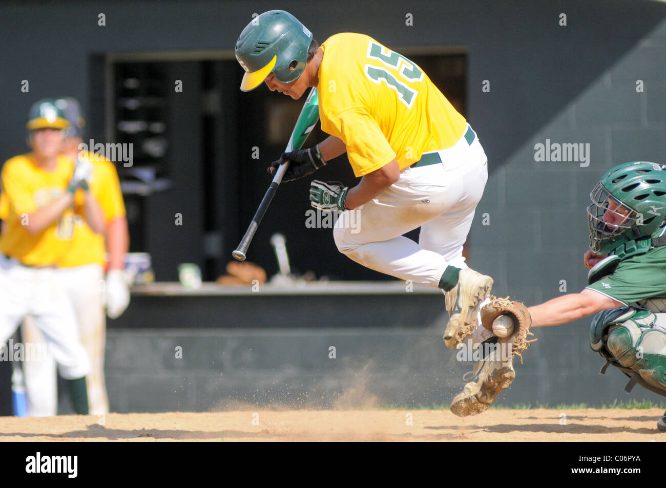 Teig springt aus dem Weg, um zu verhindern, dass die mit dem Pitch bei einem High School Baseball Spiel schlug. USA. Stockfoto
