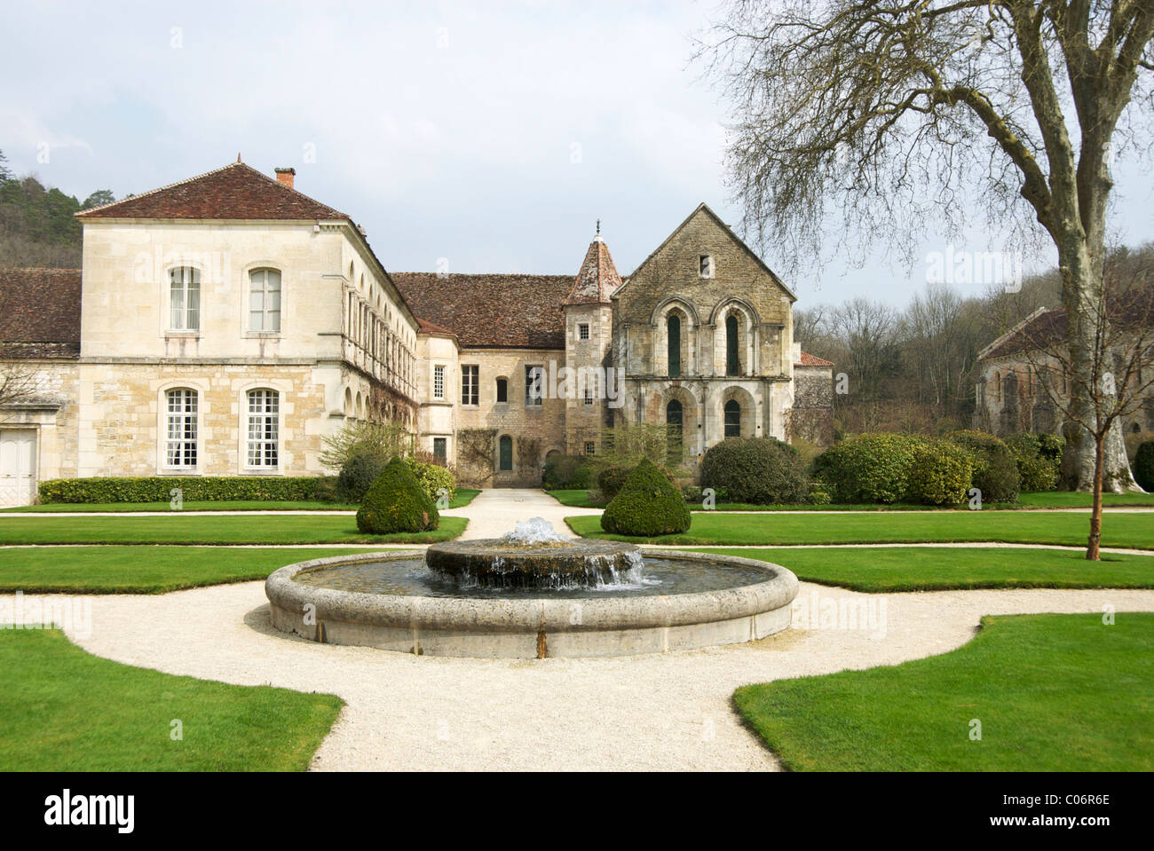 Garten mit Springbrunnen von der Abtei von Fontenay in der Nähe von Montbard, in das Departement Côte-d ' or in Frankreich. Stockfoto