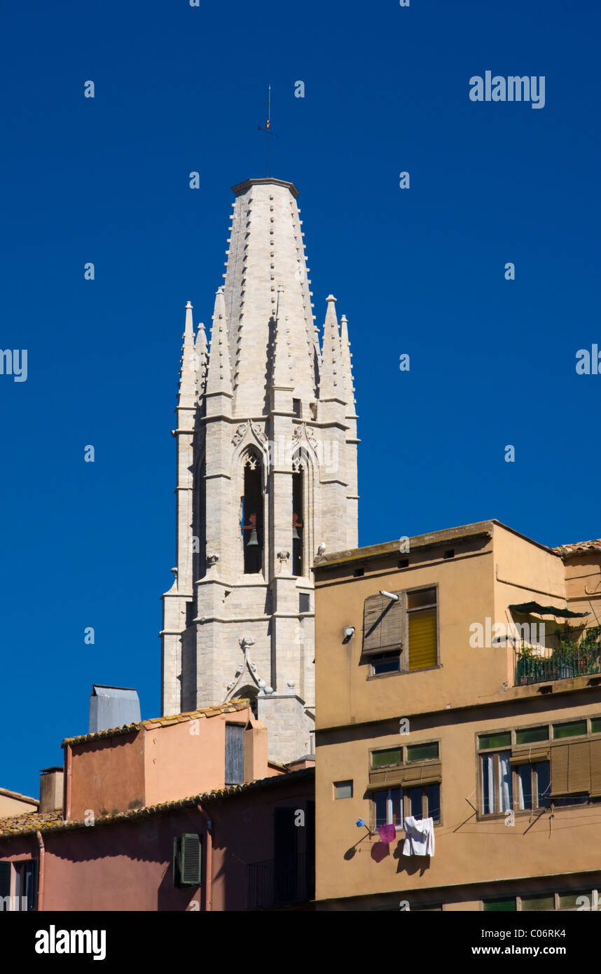 Eglesia de St. Feliu de Guixols von Pont d ' en Gomez, Girona, Spanien, Herbst 2010 Stockfoto