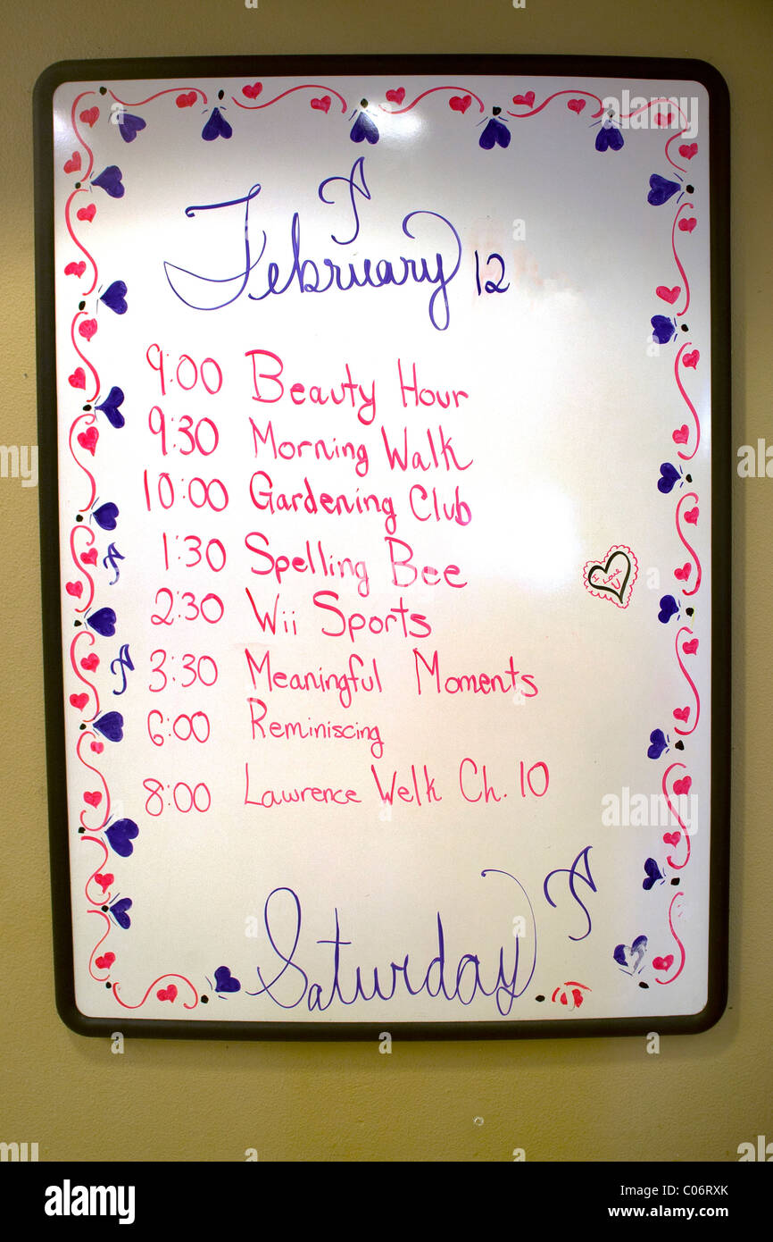 Tagliche Brett Der Aktivitaten Im Altersheim In Mission Viejo Kalifornien Halt Altere Bewohner Beschaftigt Und Unterhalten Stockfotografie Alamy