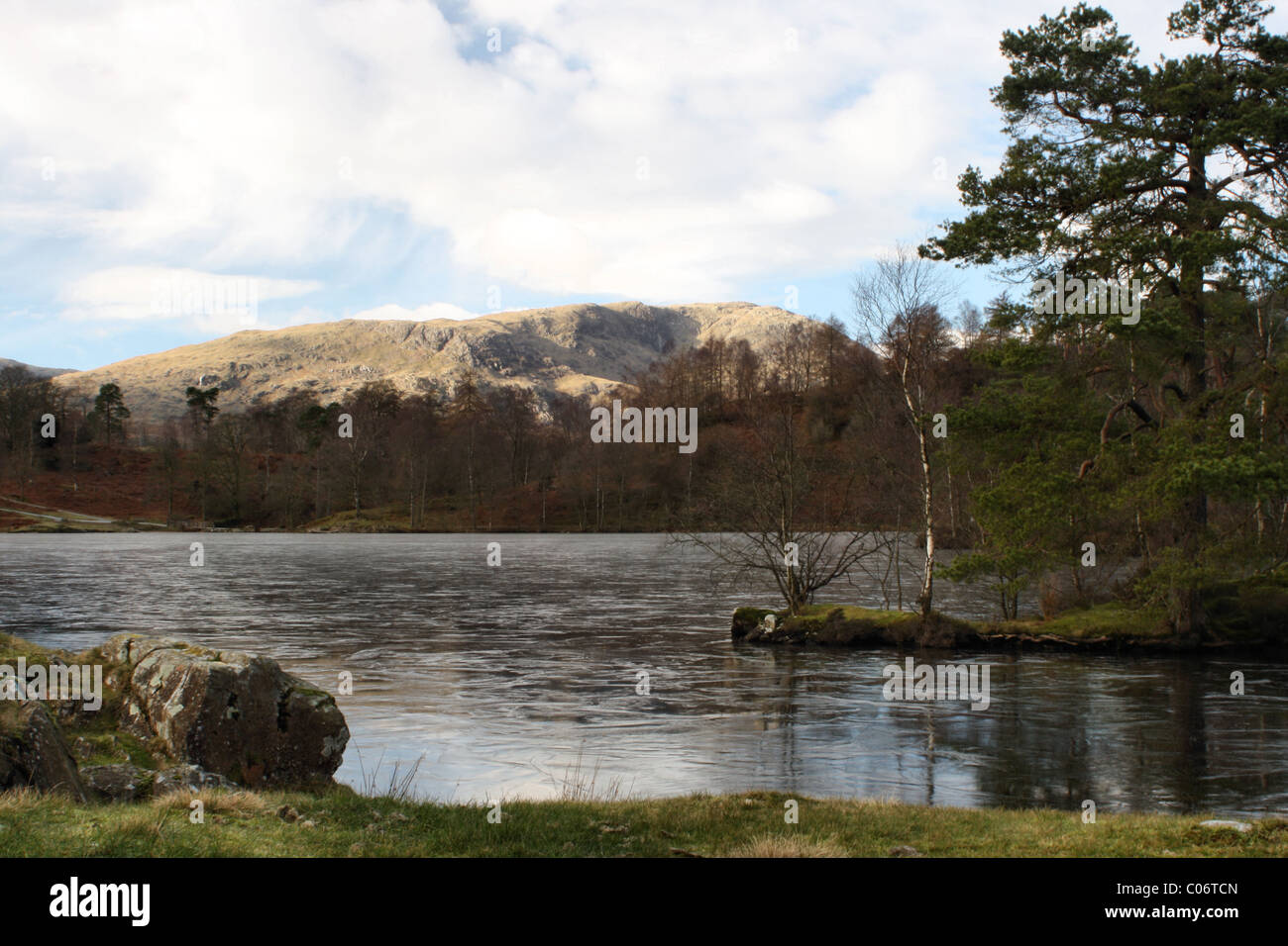 Gefrorenes Wasser in Tarn Hows und Aussicht auf Greis Coniston Seenplatte Cumbria Stockfoto