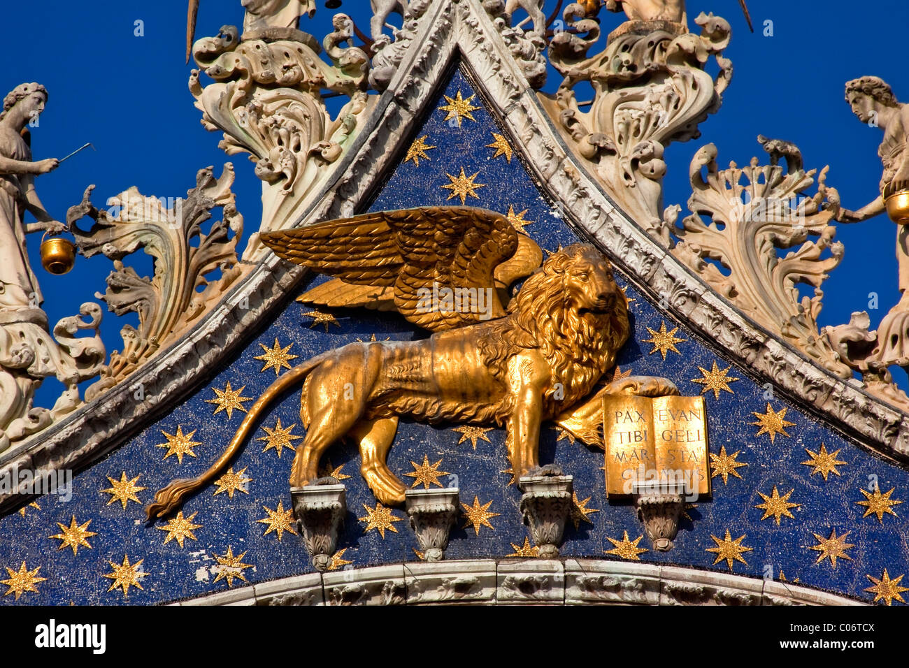 Saint Marks Basilika, Kathedrale, Kirche geflügelten goldenen Löwen Symbol von Venedig Engel Statuen Venedig Italien Stockfoto