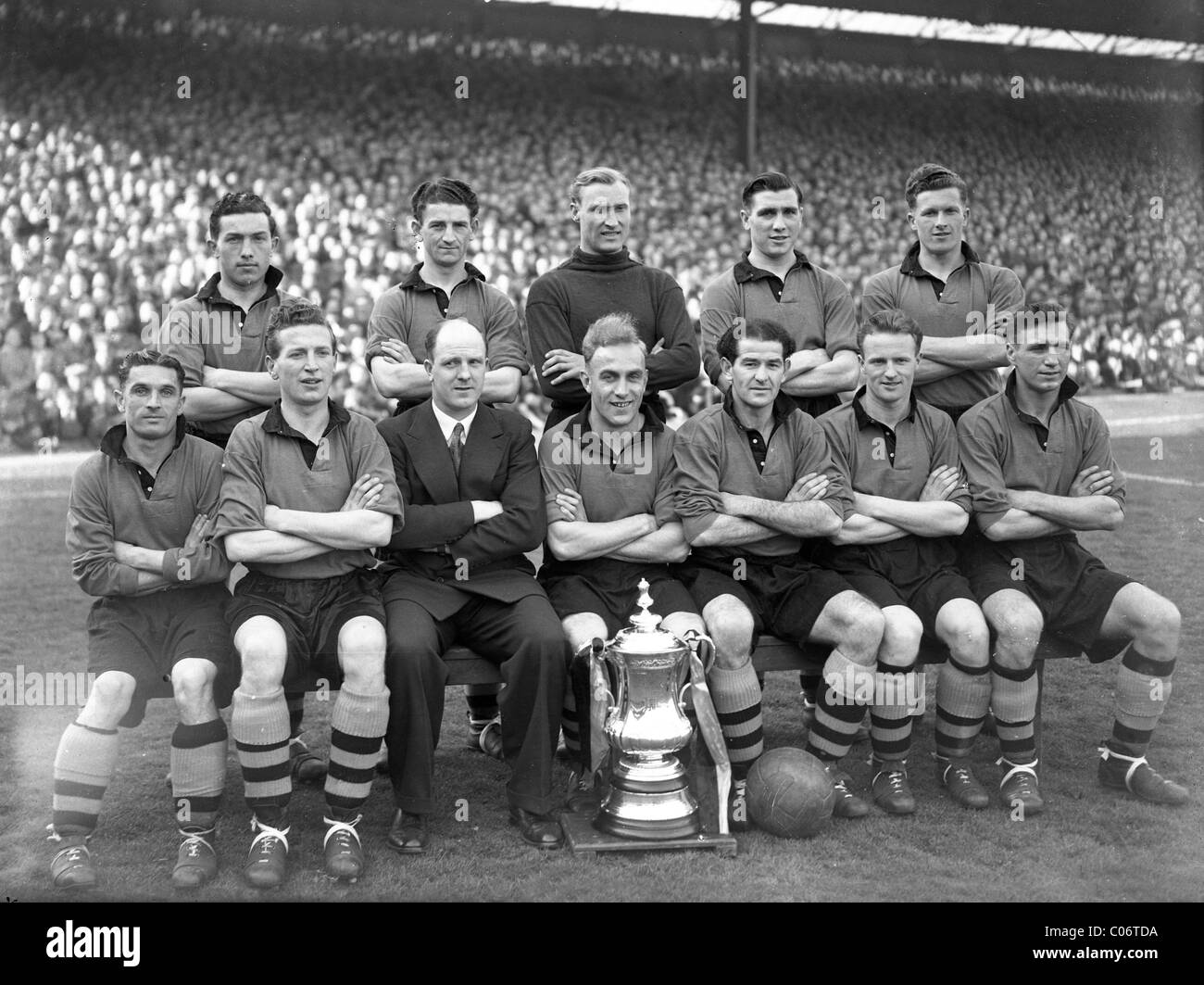 Wolves 1949 FA Cup Siegerteam Wolverhampton Wanderers. Wölfe 1949 FA Cup Siegerteam LtoR Billy Crook; Roy Pritchard; Bert Williams; Bill Shorthouse; Terry Springthorpe. Erste Reihe Johnny Hancocks; Sammy Smyth; Stan Cullis Billy Wright (c); Jesse Pye; Jimmy Dunn; Jimmy Mullen. Stockfoto