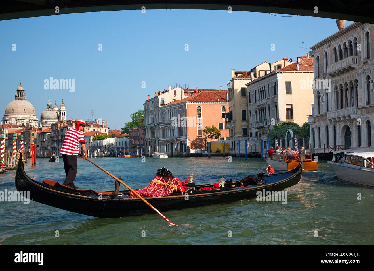 Gondel unter Brücke Gondoliere Canal Grande Polen Reflexionen Venedig Italien Stockfoto
