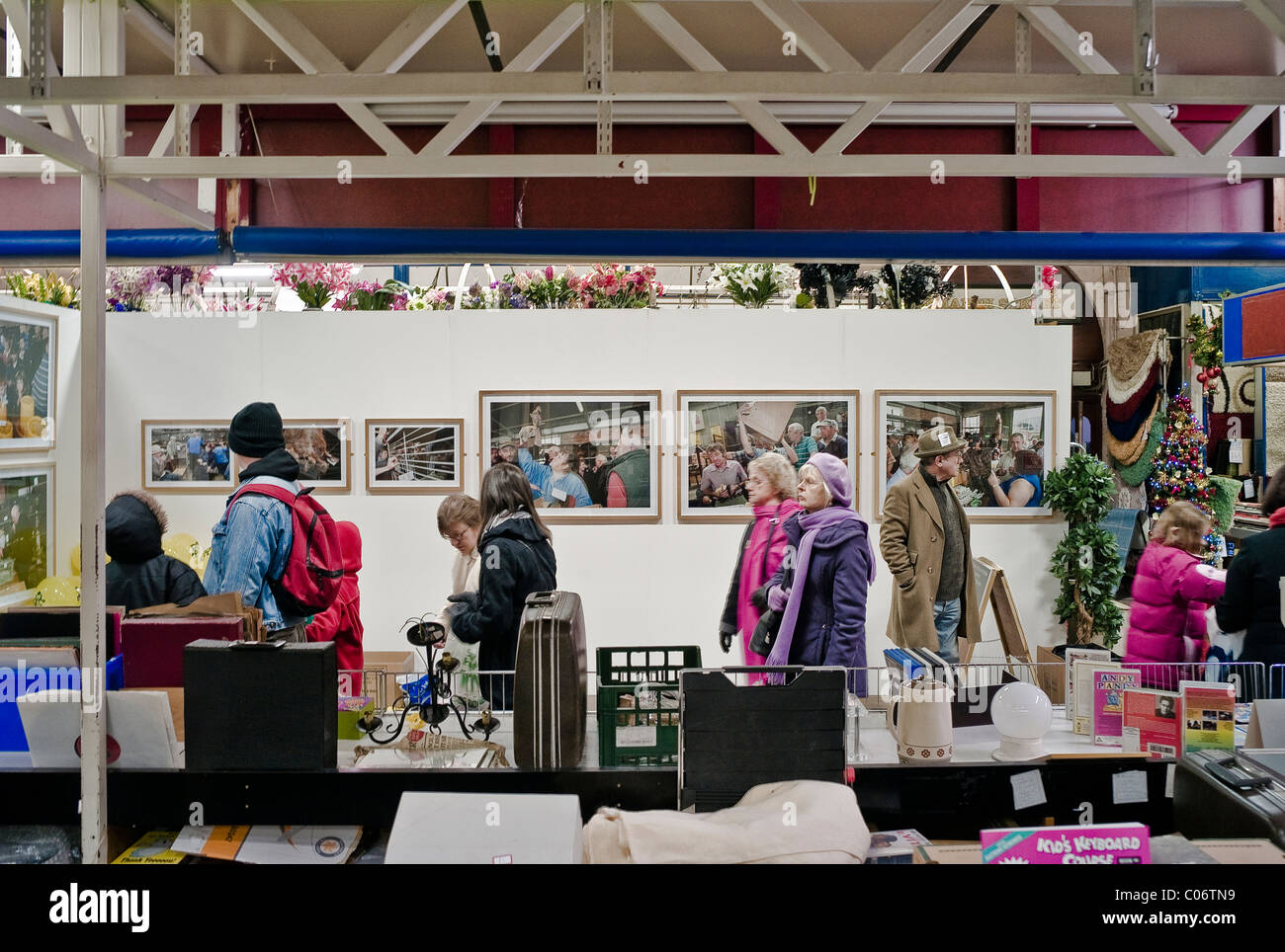 Besucher der Hereford-Fotofestival in dem Buttermarkt in Hereford, Herefordshire UK Stockfoto