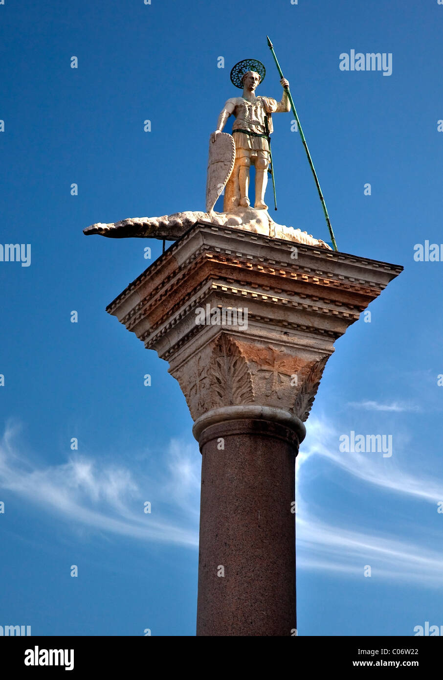 St. Theodore töten Crocidile Spalte des 12. Jahrhunderts ursprünglich aus Constaintinople Venedig Italien Stockfoto