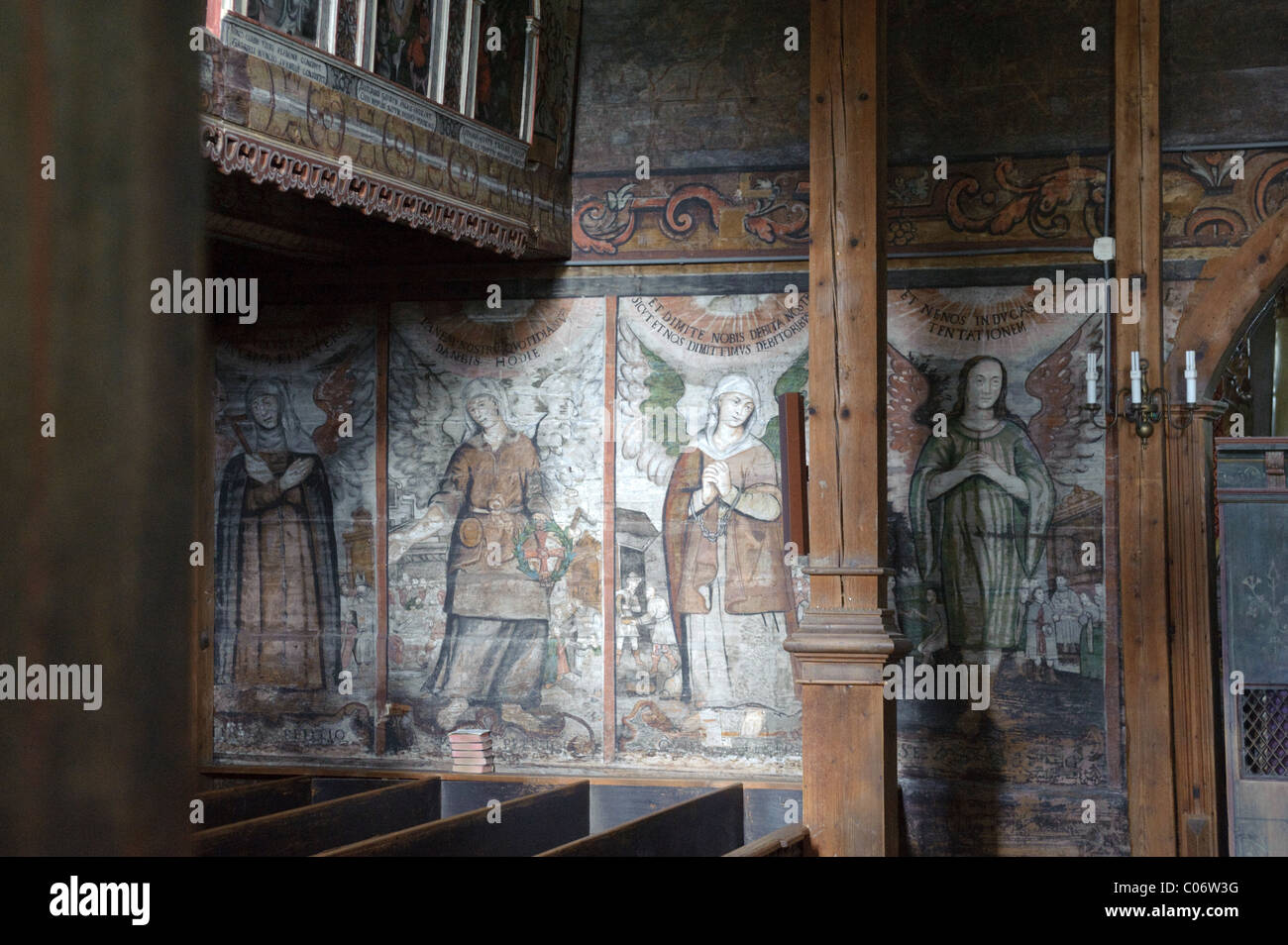 Innenraum der Pfarrkirche von Michael der Erzengel in Binarowa Polen gebaut 1500 zum UNESCO-Weltkulturerbe Stockfoto