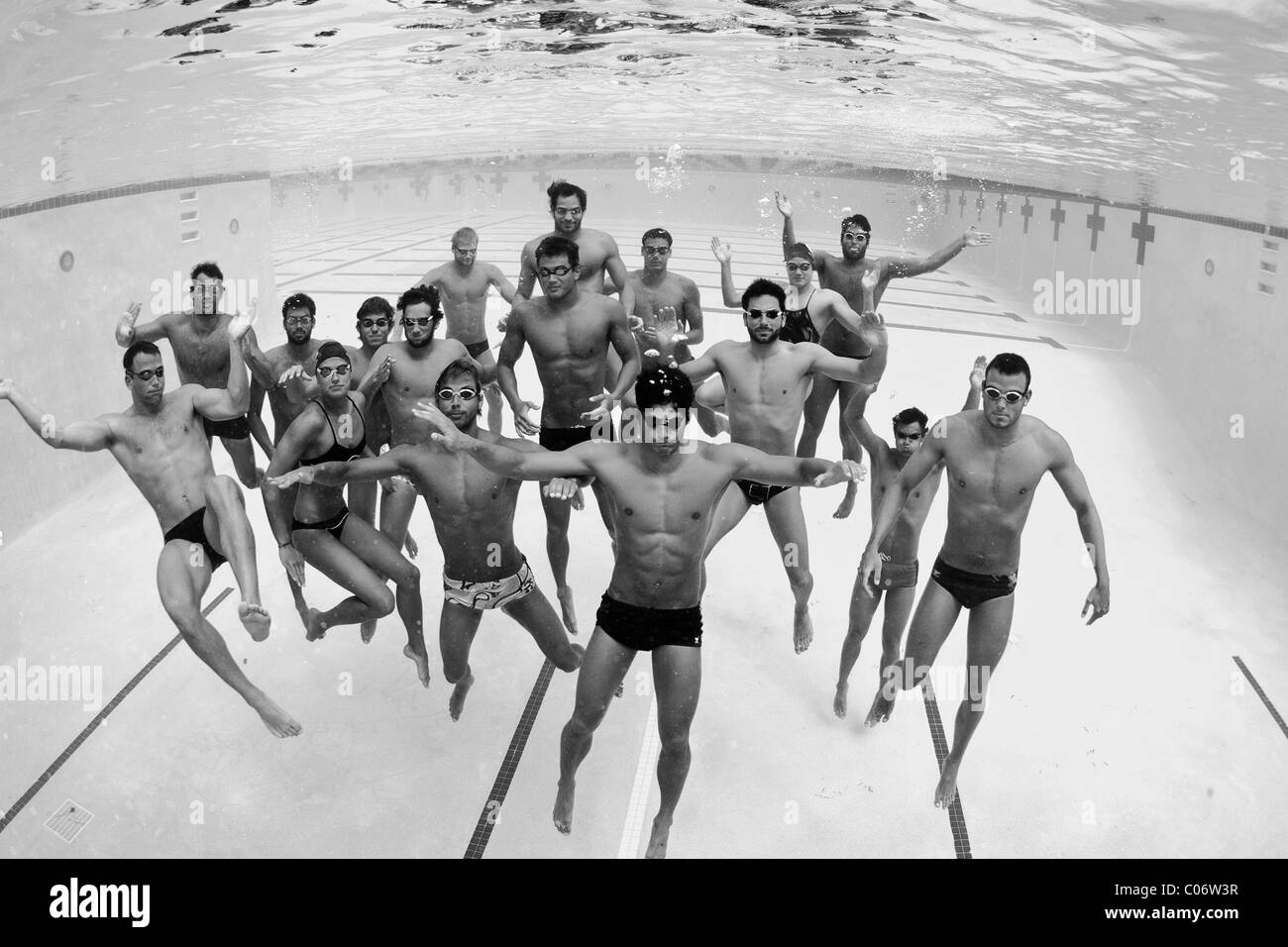 Spielerische Moment für Mitglieder von The Race Club-Schwimm-Team. Stockfoto