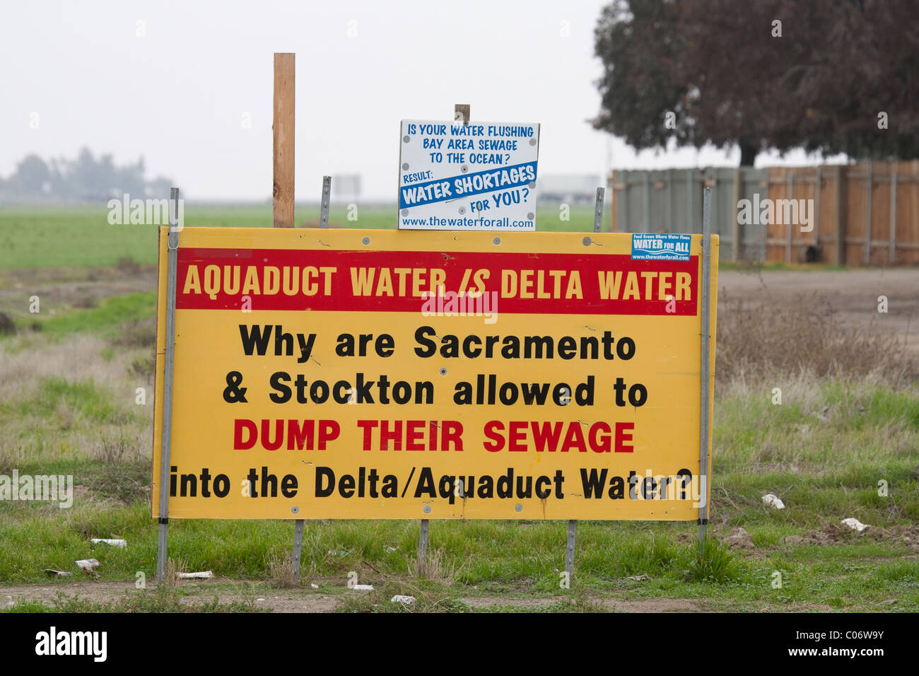 Schild über ökologische Wasserverschmutzung Stockfoto