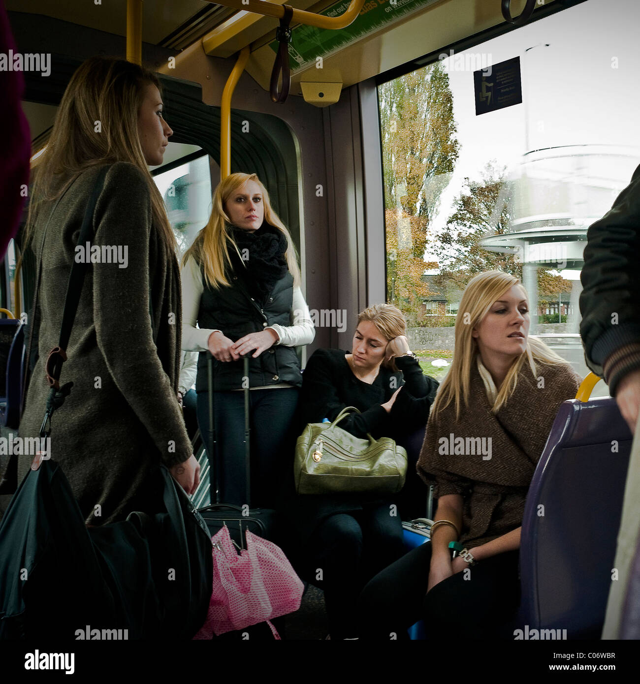 Frauen auf der Luas tram System in Dublin Irland. Stockfoto