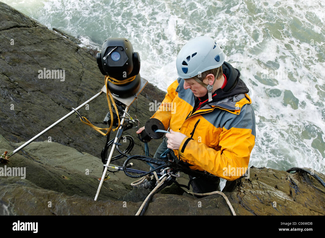 Seilzugangstechnik und Fernkamera Installationsarbeiten. Stockfoto