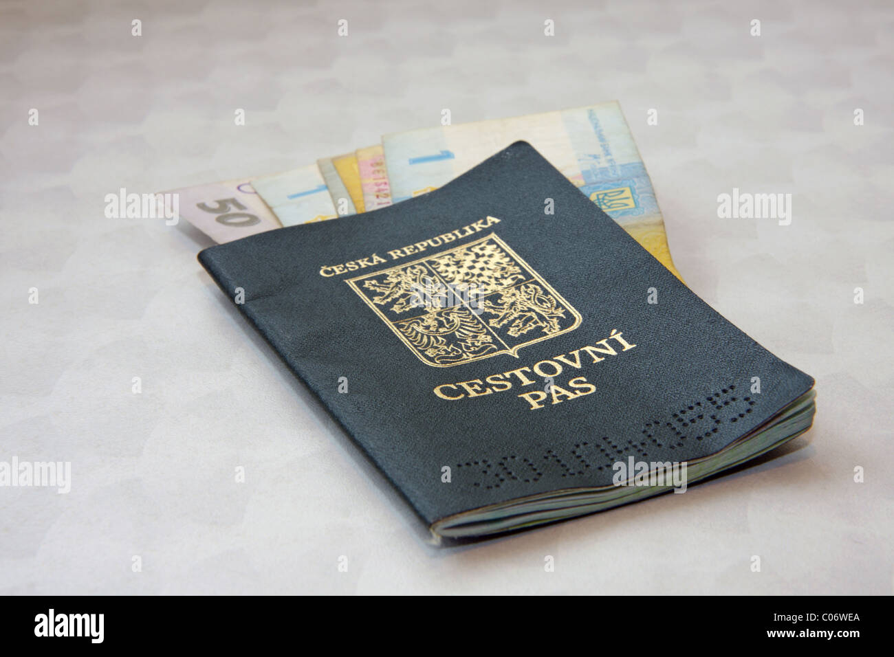 Tschechische Reisepass mit ukrainischen Banknoten Stockfoto
