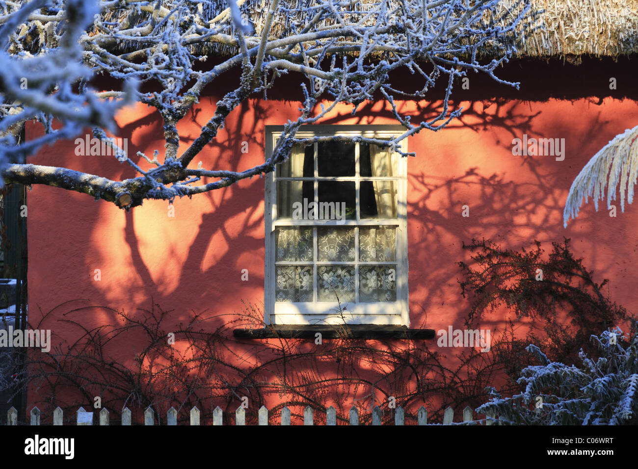Eine traditionelle irische Cottage-Schiebefenster in Bunratty, Co Clare, Republik Irland Stockfoto