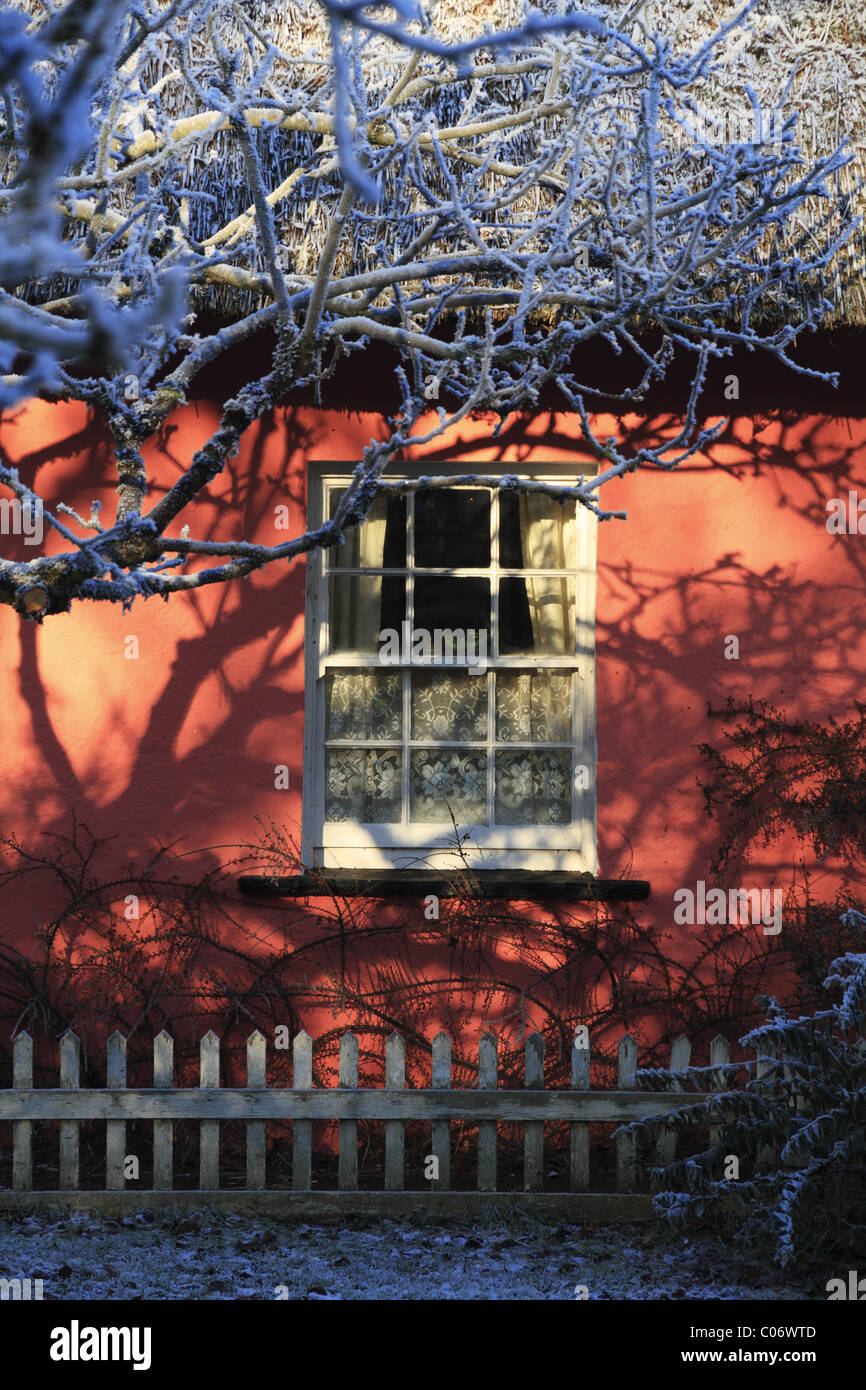 Eine traditionelle irische Cottage-Schiebefenster in Bunratty, Co Clare, Republik Irland Stockfoto