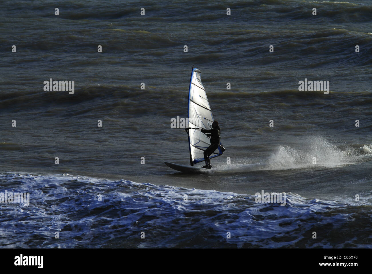 Windsurfen vor Eastbourne, East Sussex, England. Stockfoto