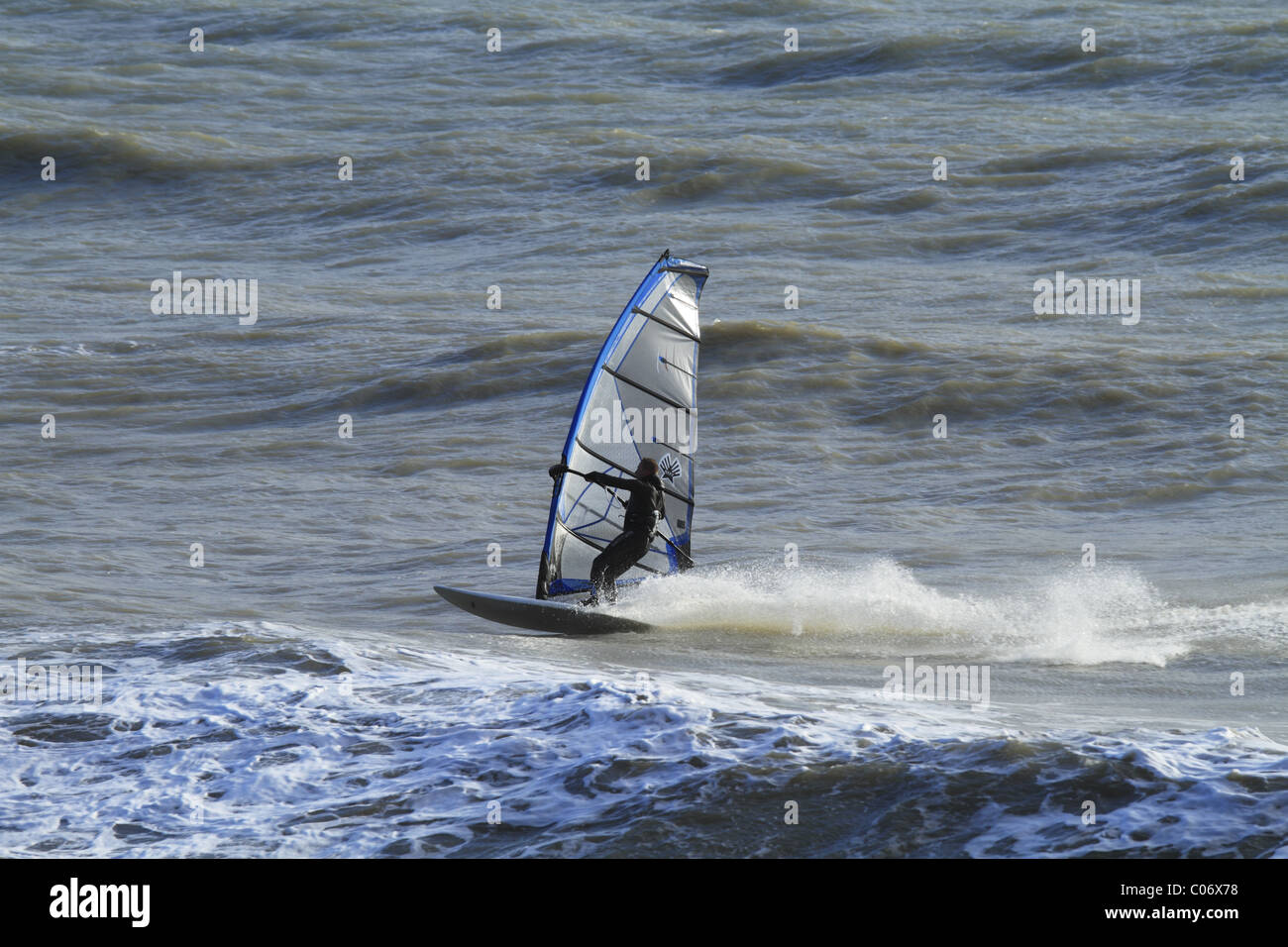 Windsurfen vor Eastbourne, East Sussex, England. Stockfoto
