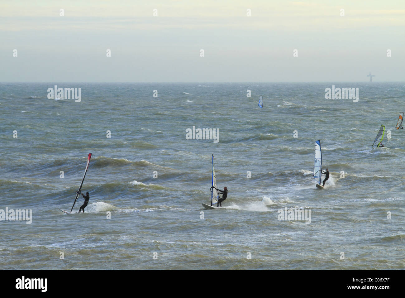 Windsurfen vor Eastbourne, East Sussex, England. Stockfoto
