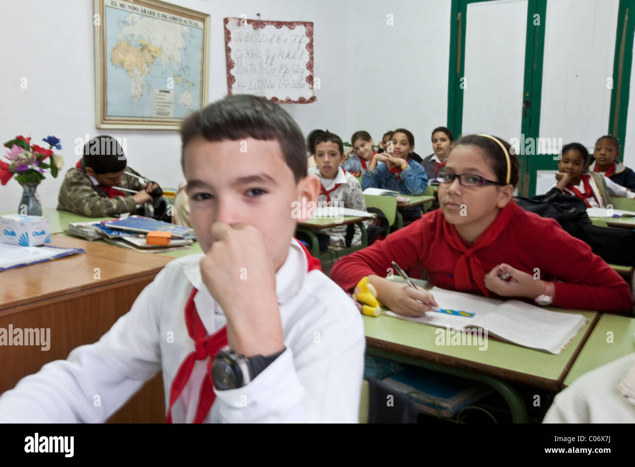 Kuba, Havanna. Sechsten Klasse Schüler in der Klasse, die kubanische Geschichte zu studieren. Stockfoto