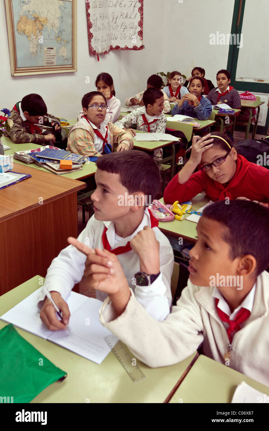 Kuba, Havanna. Sechsten Klasse Schüler in der Klasse, die kubanische Geschichte zu studieren. Stockfoto